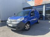 une camionnette bleue garée devant un immeuble