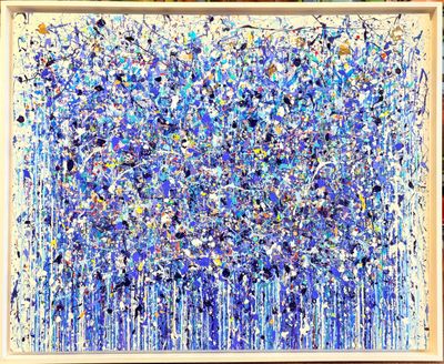une peinture réalisée à la peinture bleue et blanche sur un châssis en bois