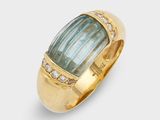 un gros plan sur une bague en or sertie d'une aigue-marine et de diamants