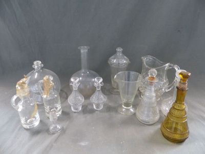 de nombreux vases en verre posés sur une table