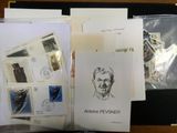 une collection de timbres et d'enveloppes posée sur une table