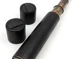 un télescope muni d'un boîtier noir et de deux boutons noirs