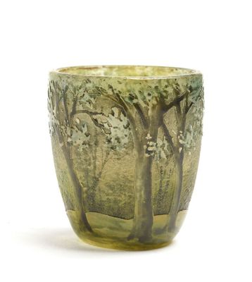 un verre vert orné d'arbres sur un fond blanc