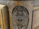 un gros plan d'une armoire en bois ornée de sculptures