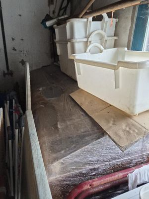 un lavabo blanc posé sur une table dans une pièce