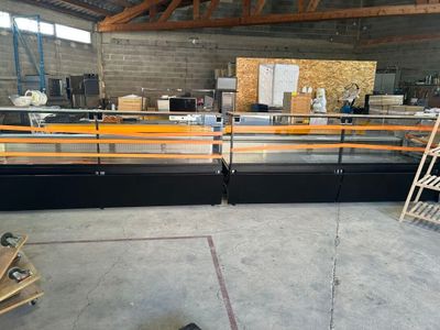 une pièce où se trouvent de nombreuses machines