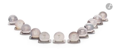 un collier composé de perles en argent ornées de têtes de mort