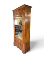 Armoire à glace en noyer et placage de noyer ouvrant par un … (photo 2)