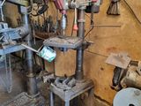une photo d'un atelier d'usinage avec de nombreux outils