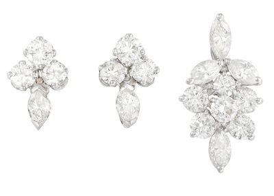 deux paires de boucles d'oreilles en diamant et une paire de boucles d'oreilles en diamant