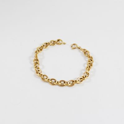 un bracelet à chaîne en or avec un fermoir sur fond blanc