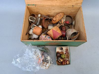 Petit ensemble d'objets miniatures pour maison de poupée, dans un coff - Photo 1