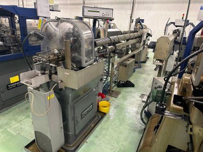de nombreuses machines alignées dans une pièce
