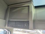 un tableau de bord de voiture équipé d'une radio et d'une vitre
