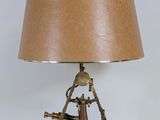 une lampe posée sur une table à côté d'une lampe