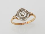 une bague en or avec un diamant serti au centre