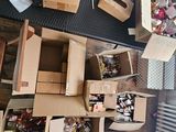 de nombreuses boîtes contenant des objets divers dans une pièce