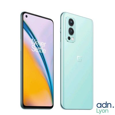 un gros plan d'un téléphone OnePlus surmonté d'un appareil photo