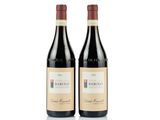 deux bouteilles de vin rouge sur fond blanc