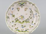 l'image d'une assiette sur laquelle figurent un oiseau et des fleurs