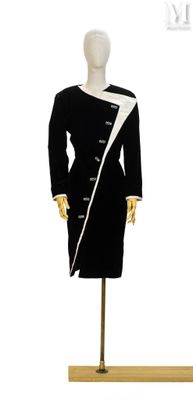 une photo d'un mannequin vêtu d'une tenue noire et blanche
