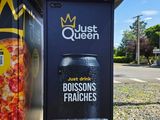 une boîte aux lettres sur laquelle est représentée une pizza et des frites