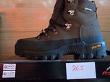 une paire de chaussures de randonnée exposée dans un magasin