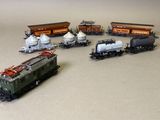 un grand nombre de trains miniatures posés sur une table