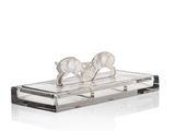 figurine en cristal représentant deux oiseaux perchés sur une branche, posée sur un socle transparent