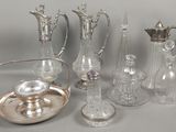 de nombreux objets en argent et en verre posés sur la table