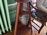 une chaise et une table dans une pièce, près d'un radiateur
