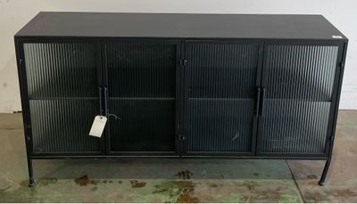 une photo d'une armoire métallique noire à deux portes, sur laquelle est accrochée une étiquette
