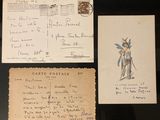 Deux vieilles cartes postales sont exposées dans une vitrine.
