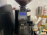 un moulin à café posé sur un plan de travail