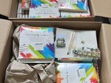 Des cartons remplis de livres sont empilés les uns sur les autres sur une table