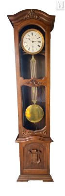 une horloge de parquet en bois surmontée d'une vitrine