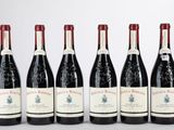 six bouteilles de vin alignées sur une table
