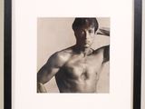 photographie en noir et blanc d'un homme torse nu tenant une batte de baseball