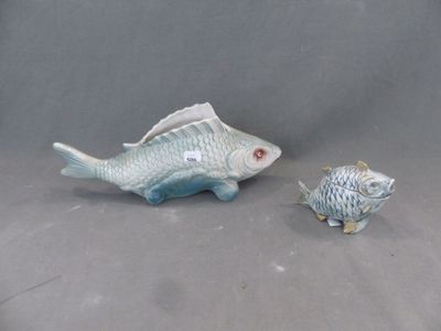 deux figurines représentant un poisson et un poisson posé sur une table