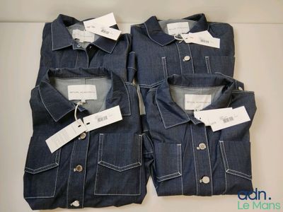 deux paires de chemises en jean pour homme, avec leurs étiquettes encore attachées