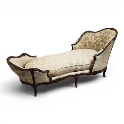 une image représentant une chaise longue dont le dossier est recouvert d'un tissu à motifs floraux