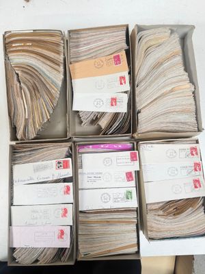 Des boîtes de courrier sont empilées les unes sur les autres sur une table