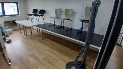 une pièce dans laquelle se trouvent plusieurs tables et chaises