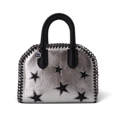 un sac à main argenté orné d'étoiles noires