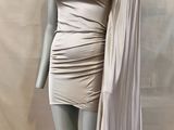 le mannequin porte une robe recouverte d'une cape