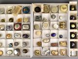 de nombreux types de boutons différents dans une boîte
