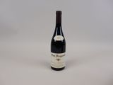 la bouteille de vin rouge est posée sur la table