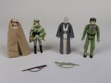 cinq figurines représentant des personnages de Star Wars posées sur une surface blanche