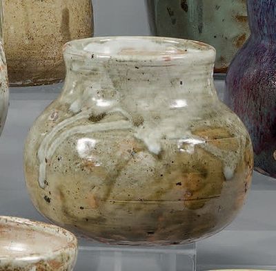 de nombreux vases différents exposés dans une vitrine