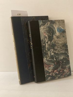 deux livres posés sur une table